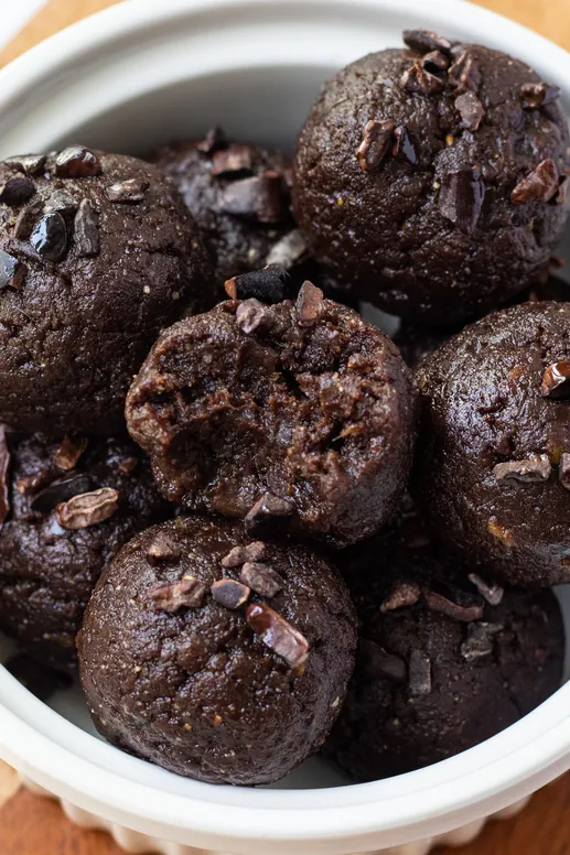 brownie batter bliss balls with cacao and dates (vegan)