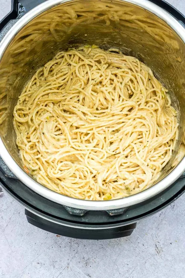 Instant Pot Cheesy Garlic Butter Spaghetti