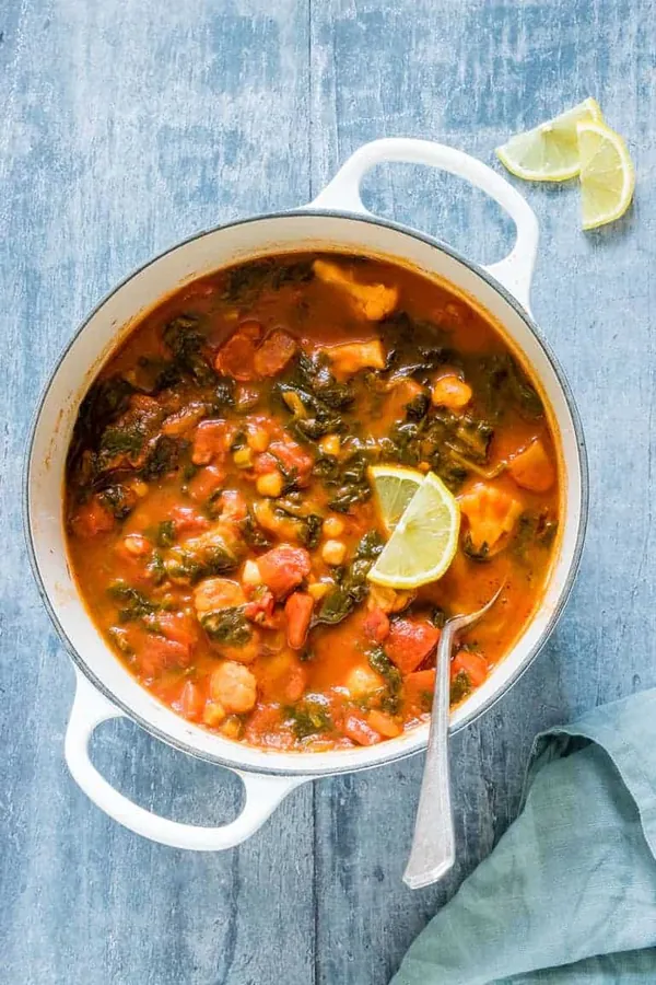 Easy Vegan Tomato Soup with Chickpeas and Spinach