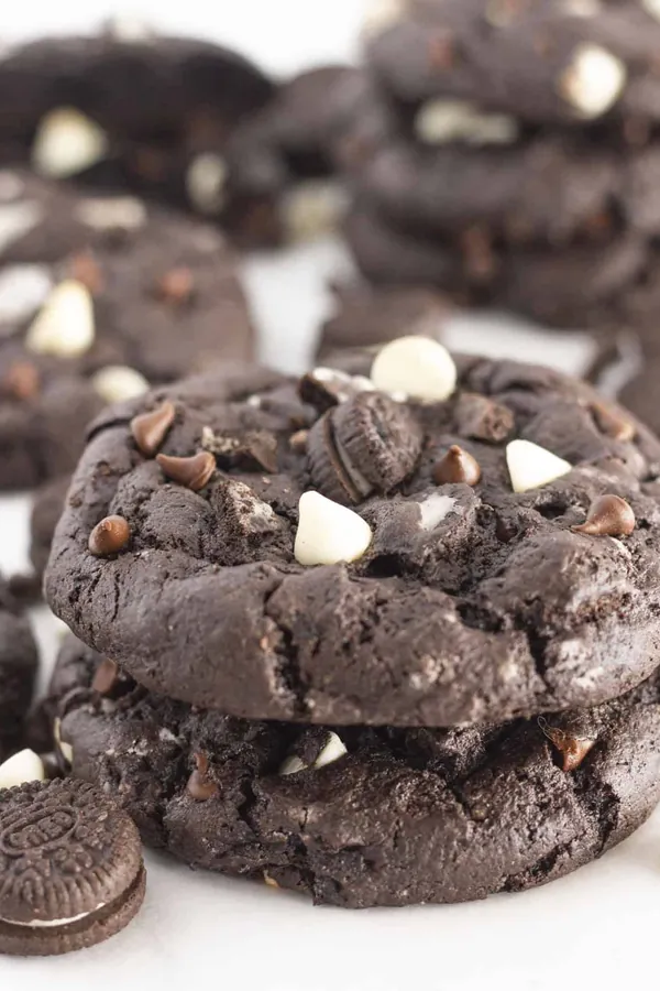 Easy Chocolate Cookies and Cream Cookies