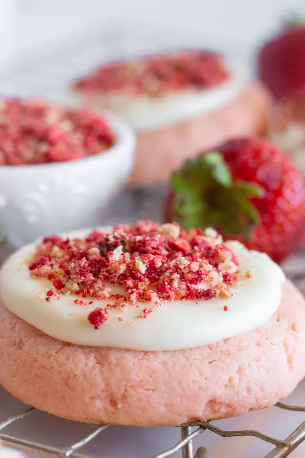 Easy Strawberry Crunch Cookies