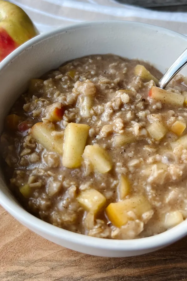 Apple Cinnamon Oatmeal (Super Simple Recipe!)