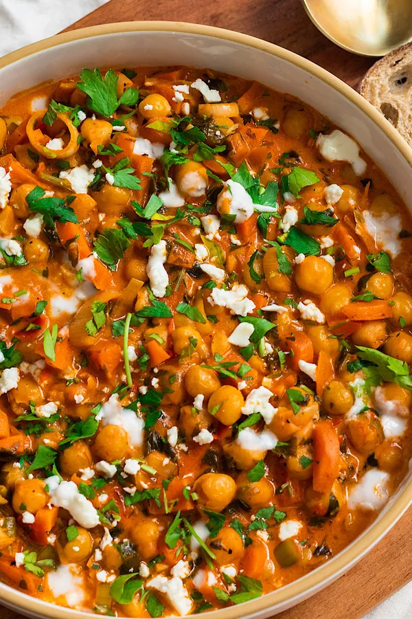 Harissa Chickpea Skillet with Leeks and Carrots (vegan)