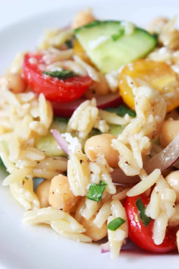 Healthy Mediterranean Salad with Chickpeas