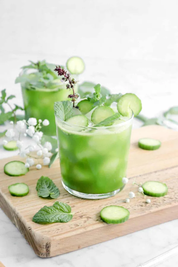 Homemade Apple Cucumber and Ginger Green Juice