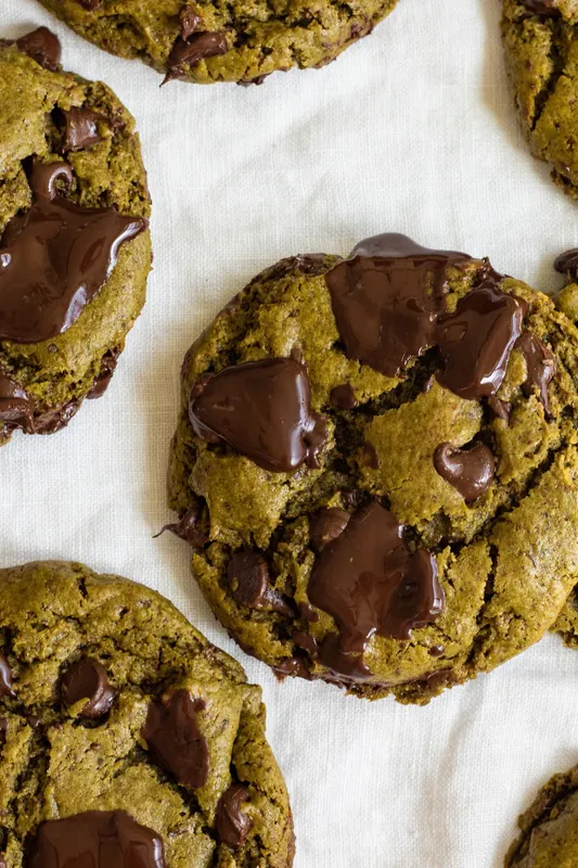 matcha mint chocolate chip cookies (vegan)