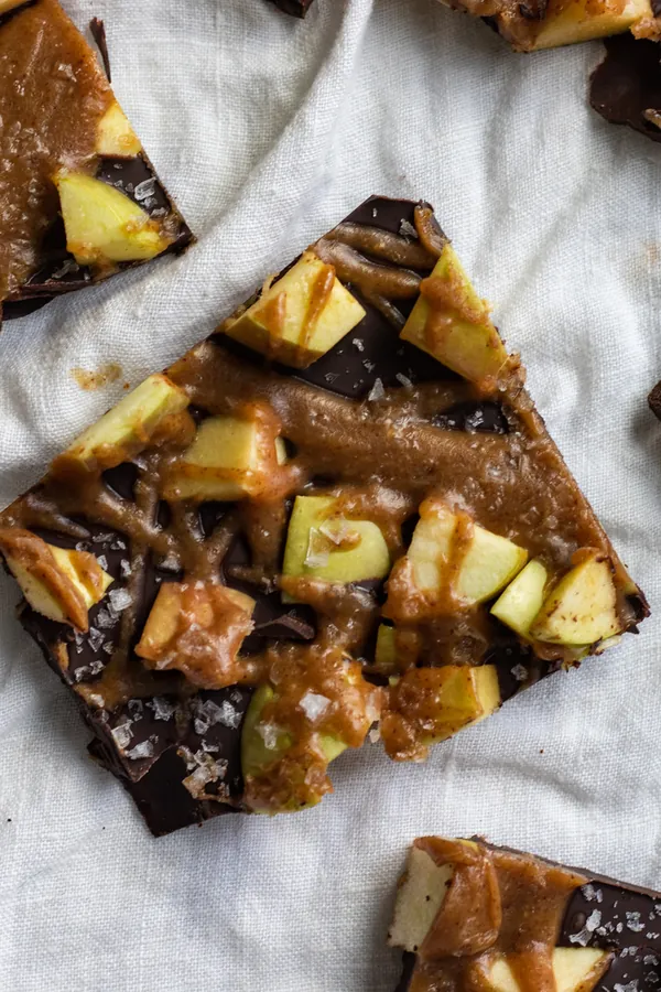 salted caramel apple bark with dark chocolate (vegan)