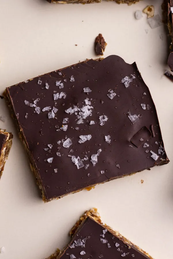 Vegan No Bake Tahini Oatmeal Date bars with Dark Chocolate