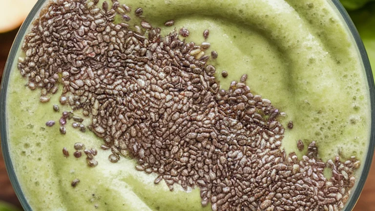 Creamy Apple and Spinach Smoothie - Featured