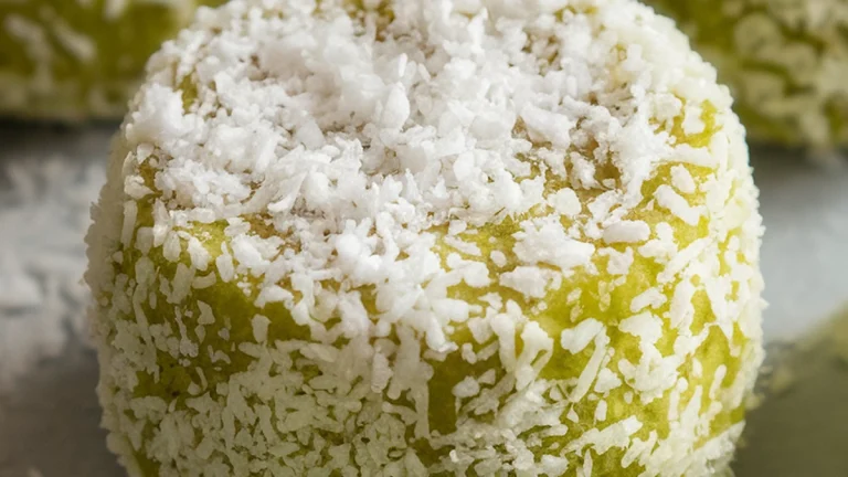 Klepon (Indonesian Sweet Boiled Rice Cake) - Featured